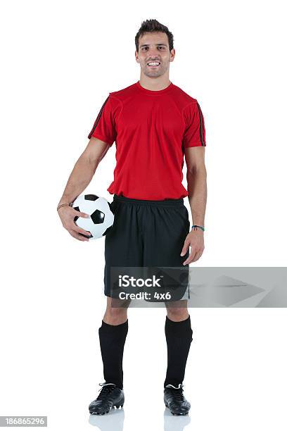 Foto de Retrato De Homem Segurando Uma Bola De Futebol e mais fotos de stock de Jogador de Futebol - Jogador de Futebol, Futebol, Figura para recortar