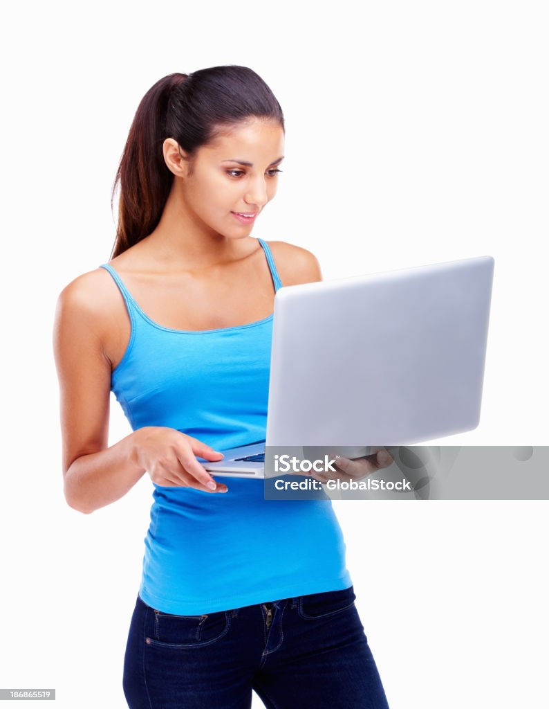 Mujer joven usando una computadora portátil - Foto de stock de 20 a 29 años libre de derechos