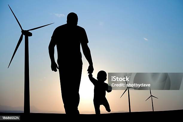 Potencia Para Las Futuras Generaciones Foto de stock y más banco de imágenes de Aerogenerador - Aerogenerador, Niño, Familia