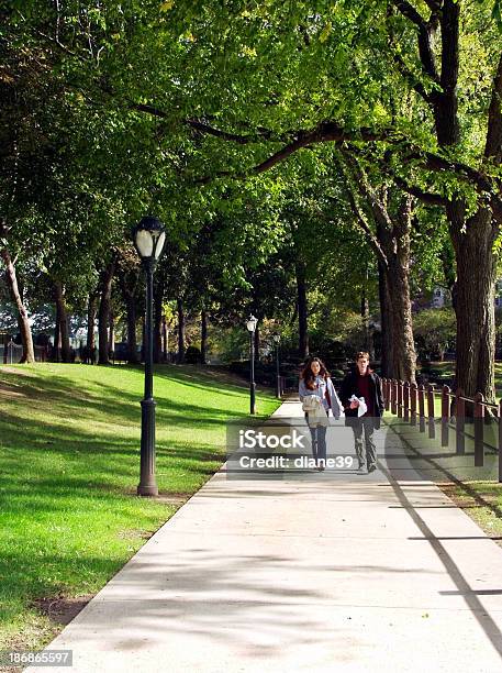 Campus Pie Foto de stock y más banco de imágenes de Campus - Campus, Acera, Universidad