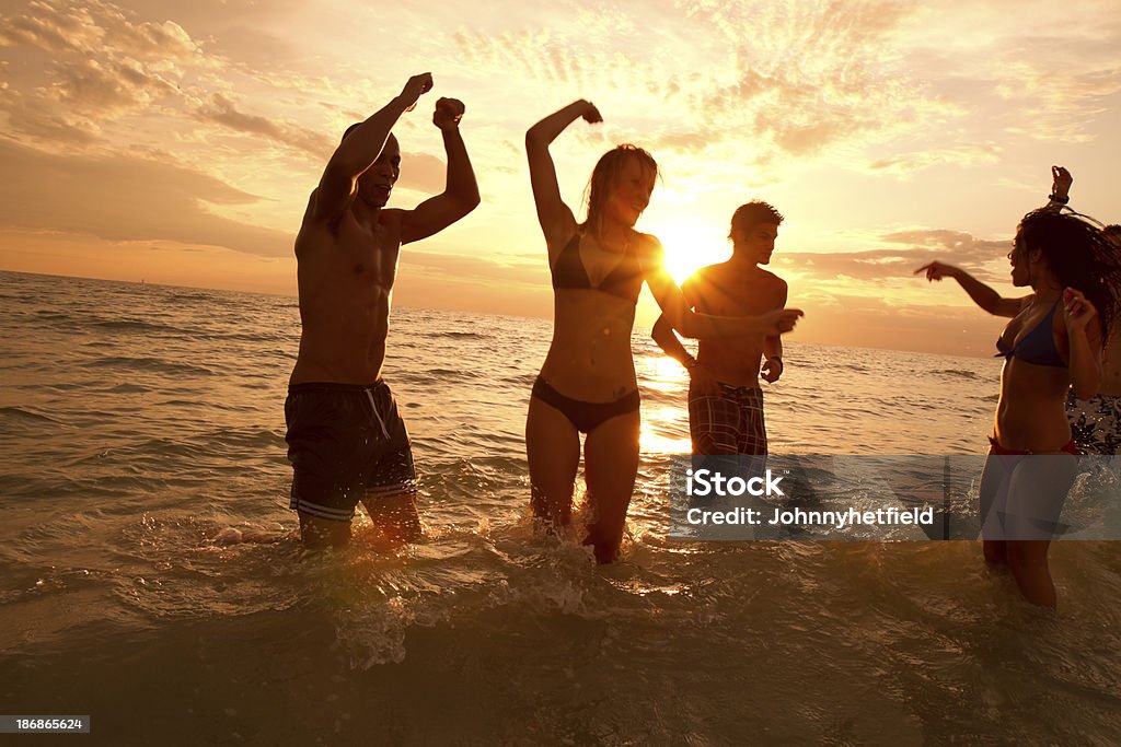 Multi этнических друзей, весело на пляже - Стоковые фото Пляж роялти-фри