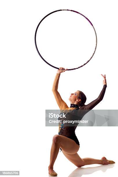 Photo libre de droit de Gymnaste Girl Avec Hula Hoop Isolé Sur Blanc banque d'images et plus d'images libres de droit de Acrobate - Acrobate, Acrobate aérien, Activité