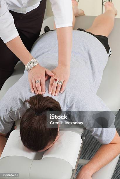Quiropráctico Tratar A Womans Back Foto de stock y más banco de imágenes de Adulto - Adulto, Ajuste quiropráctico, Artículo médico