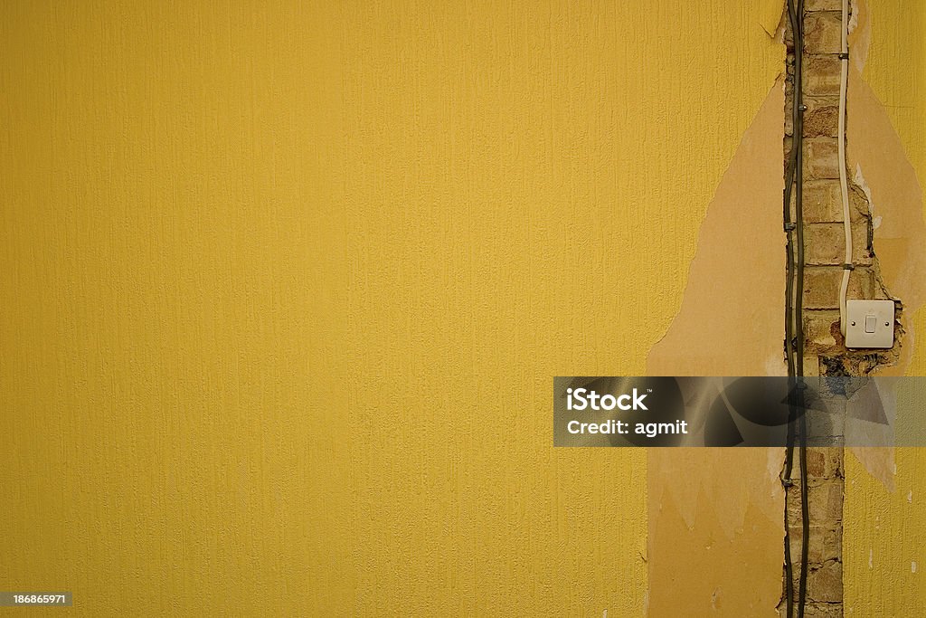 Grungy viejo amarillo pared - Foto de stock de Abandonado libre de derechos