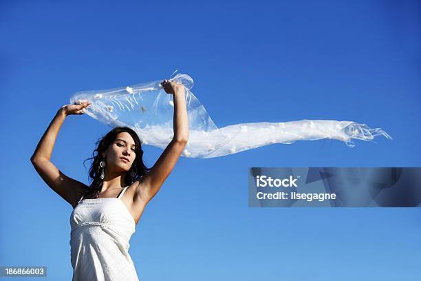 Photo libre de droit de Femme Avec Un Voile banque d'images et plus d'images libres de droit de Adulte - Adulte, Beauté, Bras en l'air