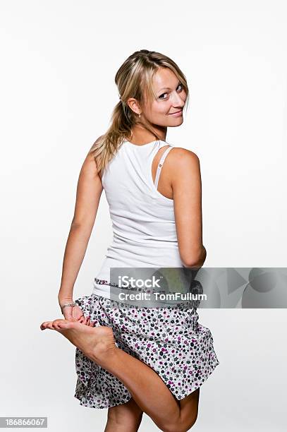 Carino Giovane Donna Guardando Indietro - Fotografie stock e altre immagini di Canotta - Canotta, Reggiseno, 18-19 anni