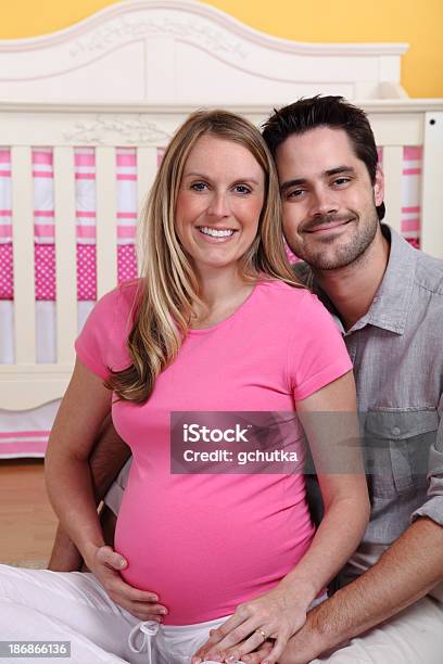 À Espera De Casal In Nursery - Fotografias de stock e mais imagens de 20-29 Anos - 20-29 Anos, Abdómen, Abdómen Humano