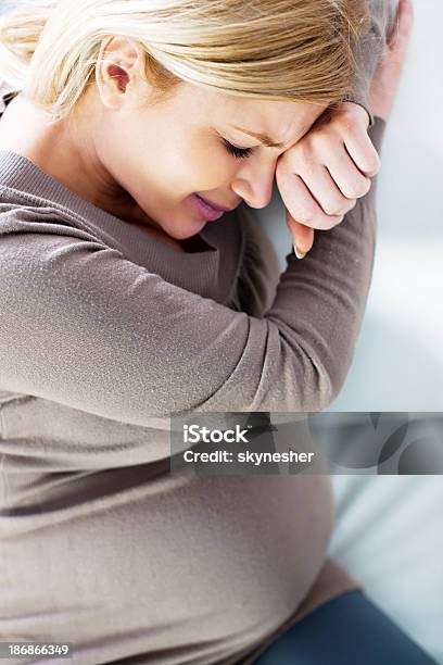 심란하다 임산부 집에서요 임신에 대한 스톡 사진 및 기타 이미지 - 임신, 아픔, 여자