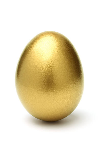 złote jajko na białym tle - easter animal egg eggs single object zdjęcia i obrazy z banku zdjęć