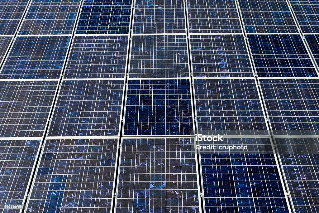 Formatfüllend Anzeigen von Solarzellen-mit vielen copyspace - Lizenzfrei Blau Stock-Foto