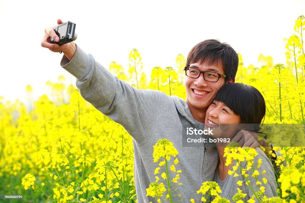 Jovem casal tirando foto de si - Foto de stock de 20-24 Anos royalty-free