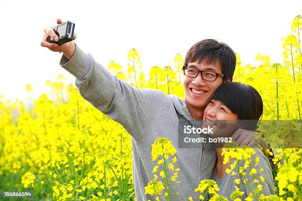 Foto de Jovem Casal Tirando Foto De Si e mais fotos de stock de 20-24 Anos - 20-24 Anos, Adulto, Amizade