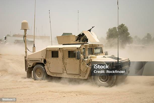 Foto de Mover Humvee e mais fotos de stock de Humvee - Humvee, Exército, Veículo Terrestre Militar