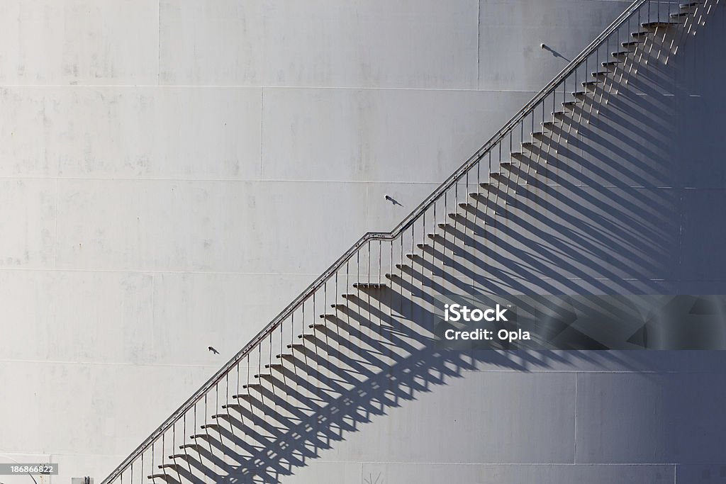 Gráfica de escalera del petróleo tanque de almacenamiento - Foto de stock de Aire libre libre de derechos