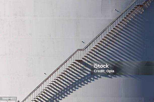 Gráfica De Escalera Del Petróleo Tanque De Almacenamiento Foto de stock y más banco de imágenes de Aire libre