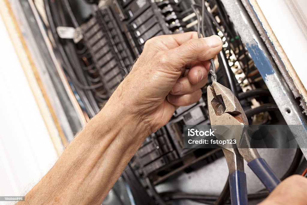 Electricista haciendo El trabajo eléctrico en caja de interruptor - Foto de stock de Adulto libre de derechos