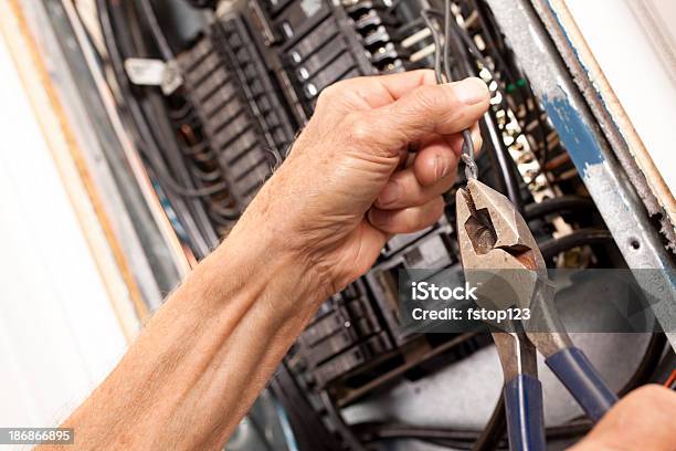 Electricista Haciendo El Trabajo Eléctrico En Caja De Interruptor Foto de stock y más banco de imágenes de Adulto