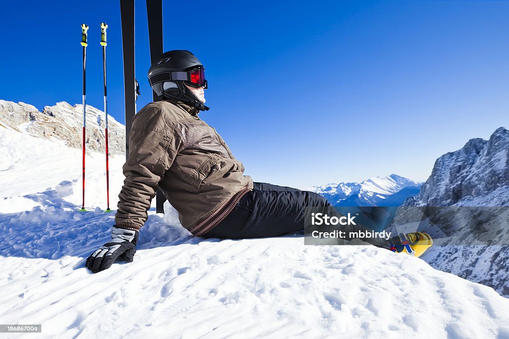 Esquiador en reposo, en la parte superior del complejo turístico de esquí - Foto de stock de Por encima de libre de derechos
