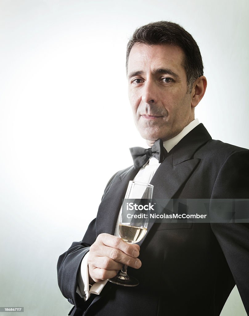 Освещённый сзади swank с шампанским в мужском стиле - Стоковые фото 40-49 лет роялти-фри