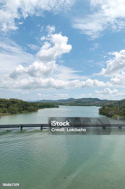 Foto de Ponte A Gamboa De Atravessar O Rio Chagres e mais fotos de stock de Canal do Panamá - Canal do Panamá, Azul, Branco