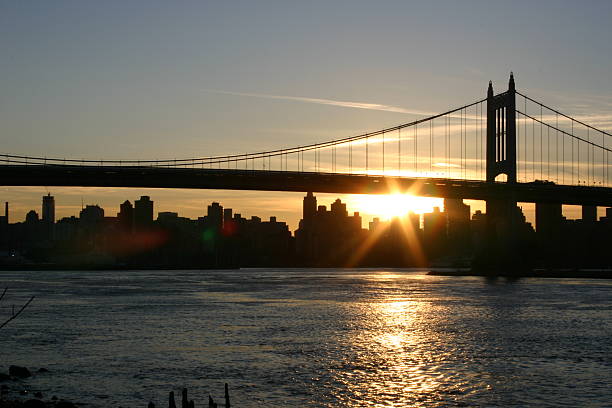 Manhattan Skyline pôr do sol/Harlem - foto de acervo