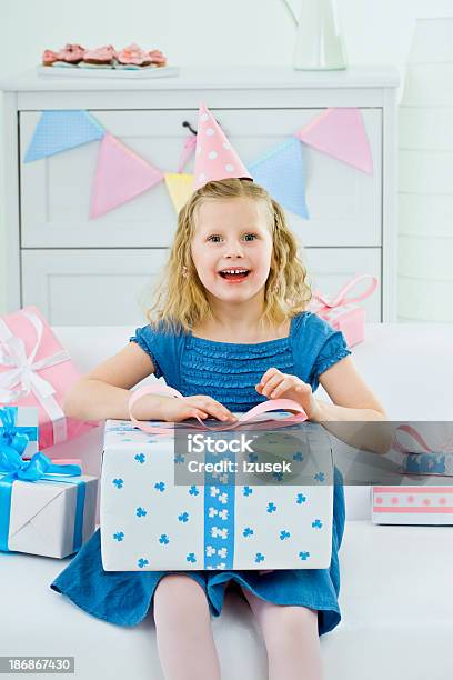 Süßes Mädchen Mit Geburtstagsgeschenk Stockfoto und mehr Bilder von 6-7 Jahre - 6-7 Jahre, Aufregung, Blau