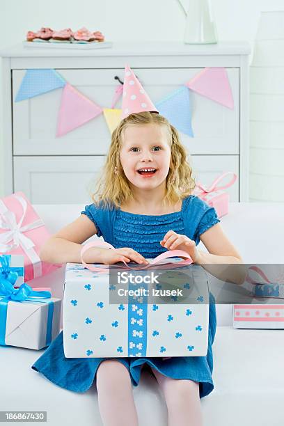 Foto de Linda Garota Com Um Presente De Aniversário e mais fotos de stock de 6-7 Anos - 6-7 Anos, Aniversário, Azul