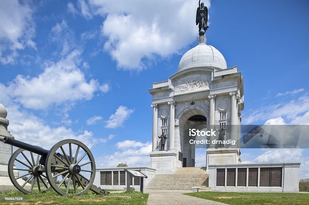 Pensilvânia Memorial e canhão da Guerra Civil em Gettysburg National Battlefield - Foto de stock de Gettysburg royalty-free