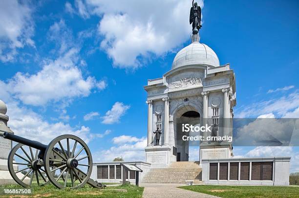 Foto de Pensilvânia Memorial E Canhão Da Guerra Civil Em Gettysburg National Battlefield e mais fotos de stock de Gettysburg