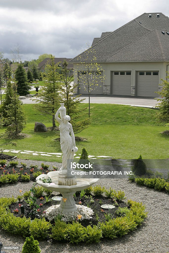 Jardín en suburbia - Foto de stock de Acabar libre de derechos