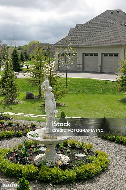 Jardín En Suburbia Foto de stock y más banco de imágenes de Acabar - Acabar, Agua, Ajardinado