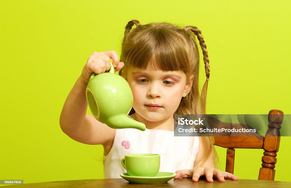 Маленька�я девочка Чайная Партия - Стоковые фото 2-3 года роялти-фри