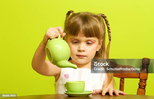 Маленькая Девочка Чайная Партия — стоковые фотографии и другие картинки 2-3 года - 2-3 года, В помещении, Веселье