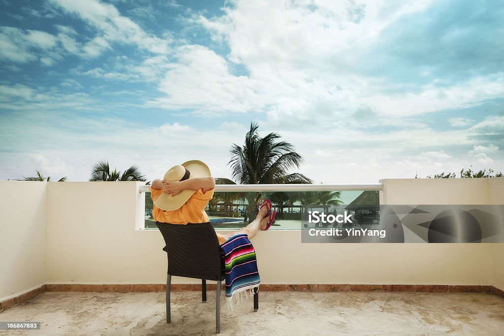 Femme de détente et de vacances au centre de villégiature de plage de l'hôtel de Mexico - Photo de Cancun libre de droits