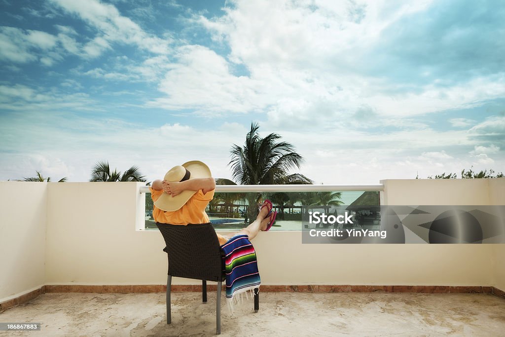 Mulher relaxar e Vacationing na Beach Resort Hotel do México - Royalty-free Cancún Foto de stock