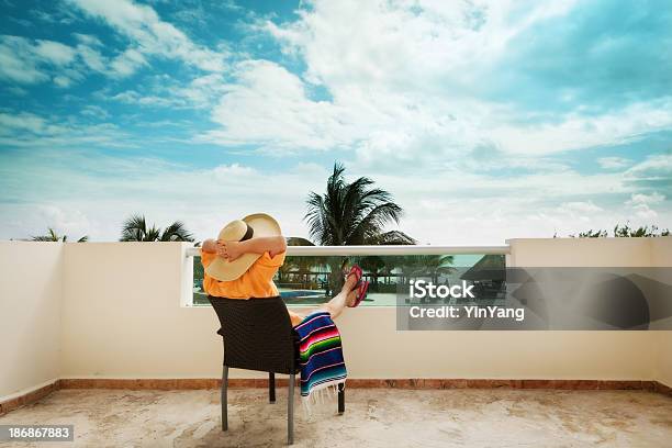 Mulher Relaxar E Vacationing Na Beach Resort Hotel Do México - Fotografias de stock e mais imagens de Cancún