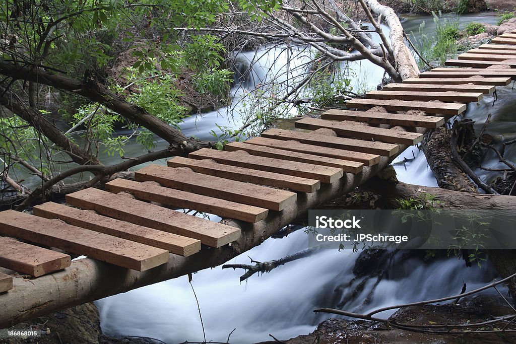 Stopy w płynąca Creek Bridge - Zbiór zdjęć royalty-free (Bez ludzi)