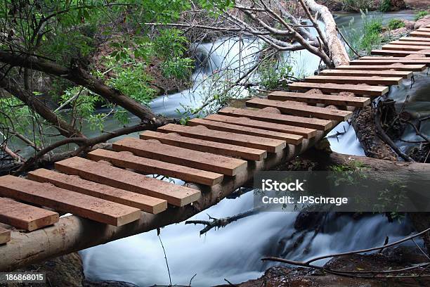 Stopy W Płynąca Creek Bridge - zdjęcia stockowe i więcej obrazów Bez ludzi - Bez ludzi, Biały, Brązowy