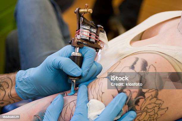Наносить Татуировку Series — стоковые фотографии и другие картинки Наносить татуировку - Наносить татуировку, Machinery, В помещении