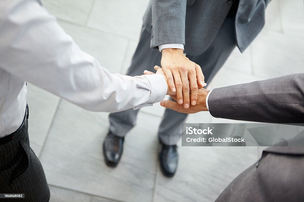 Geschäftsleute mit Hände zusammen - Lizenzfrei Abmachung Stock-Foto