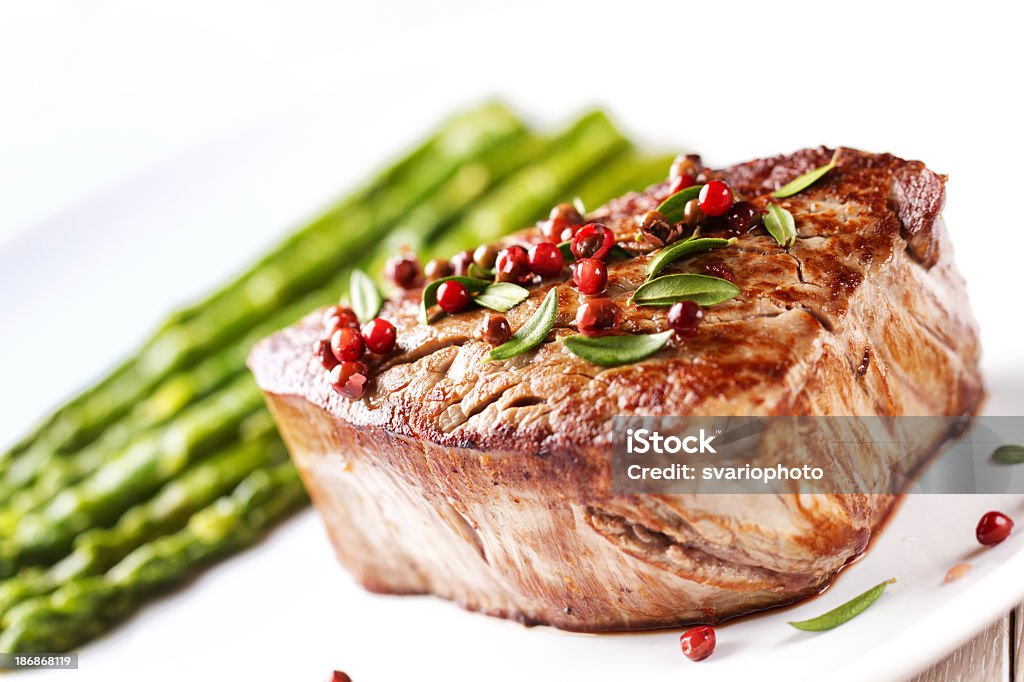 Le filet de bœuf au poivre rose et d'asperges - Photo de Aliment libre de droits