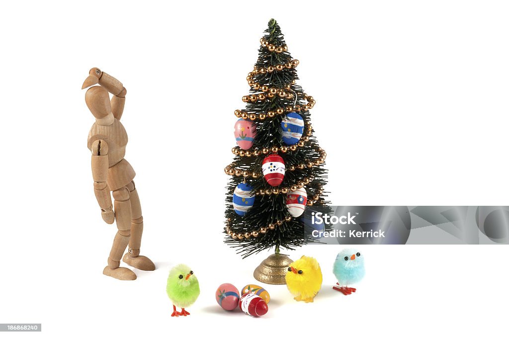 Hölzerne Kleiderpuppe und Weihnachten im Vergleich zu Ostern - Lizenzfrei Baum Stock-Foto