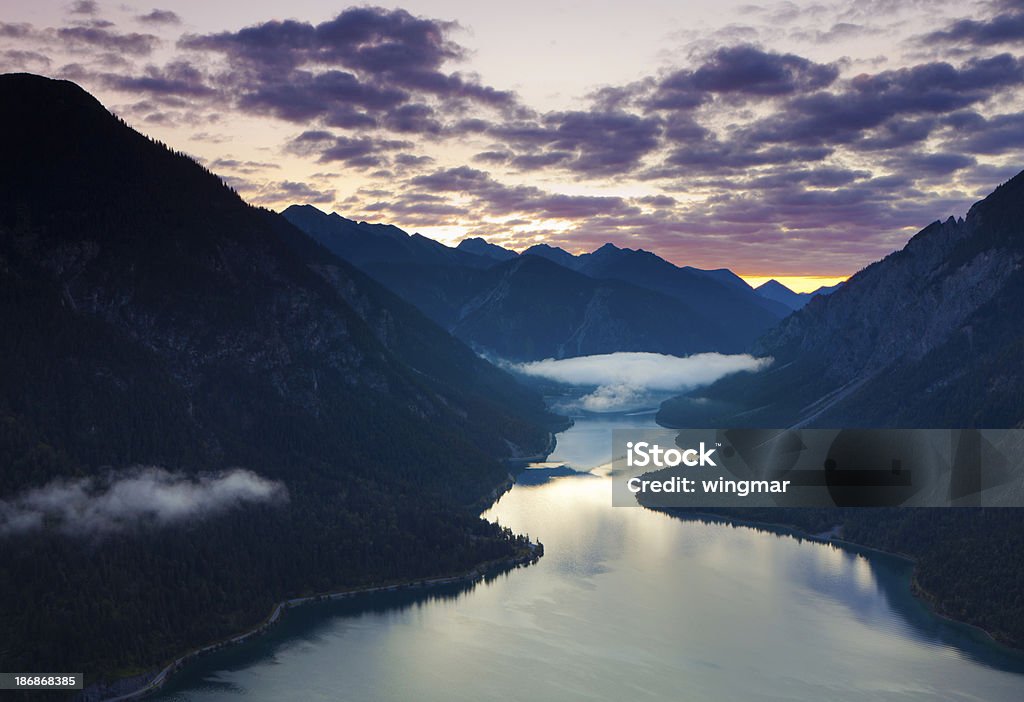 Вид сверху на озеро plansee с восход солнца, Тироль, Австрия, Альпы - Стоковые фото Bergsee - Mecklenburg-Vorpommern роялти-фри