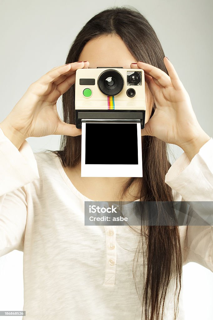 Giovane donna prendendo foto - Foto stock royalty-free di Macchina fotografica istantanea