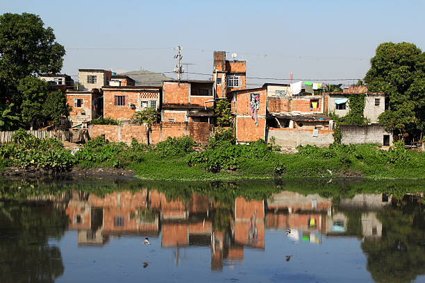 favela in un fiume inquinata margini - television aerial immagine foto e immagini stock