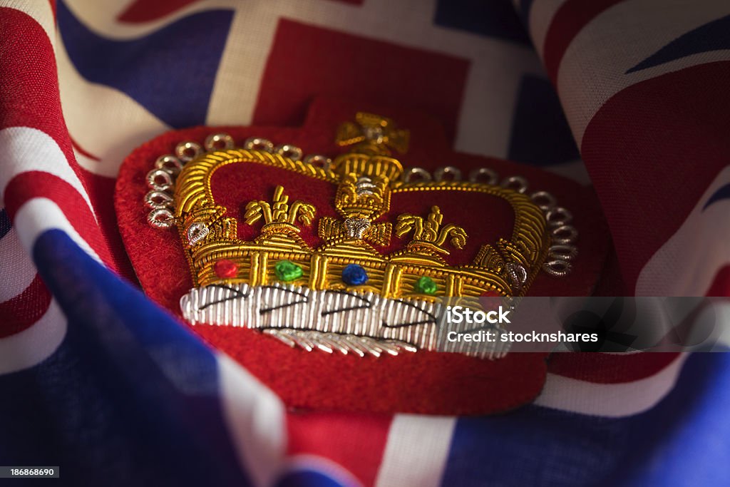 Corona bordada camas Queen y de la Unión Jack tarjeta - Foto de stock de Isabel II libre de derechos