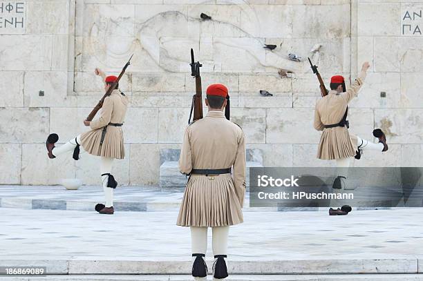 Cambio De La Guardia En Atenas Foto de stock y más banco de imágenes de Atenas - Grecia - Atenas - Grecia, Plaza Syntagama, Cambio de la Guardia