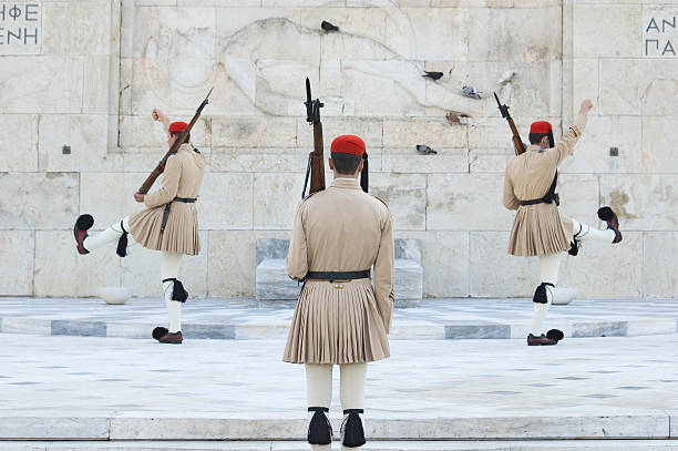 衛兵の交代式をアテネ - tomb of the unknown soldier 写真 ストックフォトと画像