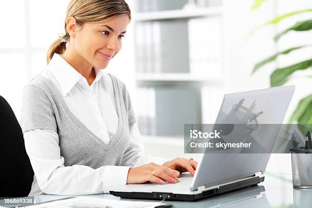 Mujer De Negocios Está Escribiendo En Computadora Portátil Foto de stock y más banco de imágenes de Adulto
