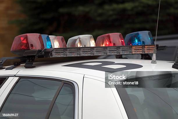 Luces De Coche De Policía Foto de stock y más banco de imágenes de Luz de vehículo de policía - Luz de vehículo de policía, Brillante, Coche